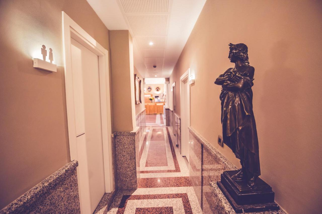 โฮสทัลมาลาสก้า Hotel มาดริด ภายนอก รูปภาพ